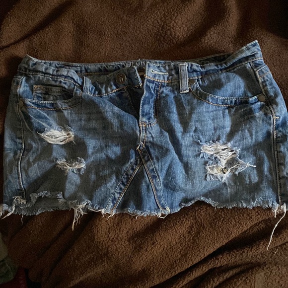 Cute denim low waisted mini skirt - Picture 1 of 3